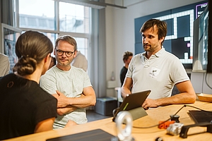 Drei Personen sprechen miteinander in der KI-Werkstatt © HTW Berlin/Alexander Rentsch Drei Personen sprechen miteinander in der KI-Werkstatt © HTW Berlin/Alexander Rentsch