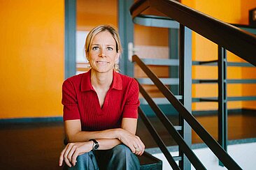 Caroline Dressel auf der Treppe sitzend