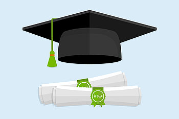 Absolventenhut und zwei Diplome