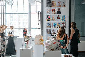 Besucherinnen in einem Atelier bei der Werkschau 2022  © HTW Berlin/Alexander Rentsch