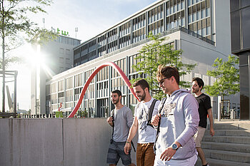 Studierende auf dem Campus Wilhelminenhof