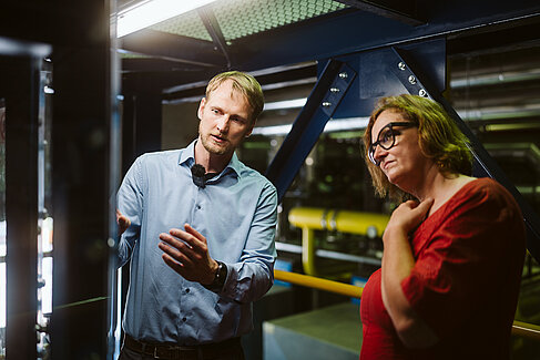 Professor Rico Meier und Ina Czyborra im Labor