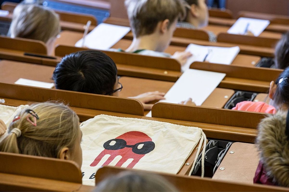 Kinder in einem Hörsaal