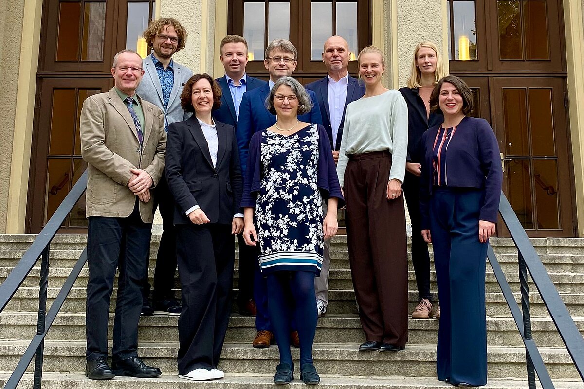 Gruppenfoto der neun neberufenen Professor*innen mit der Präsidentin © HTW Berlin/Anja Schuster
