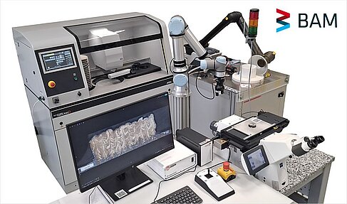 Technisches System mit Mikroskop, Roboterarmen, Computer und mehr © BAM