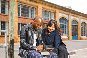 Zwei Studierende auf dem Campus © HTW Berlin/Jan-Christoph Hartung