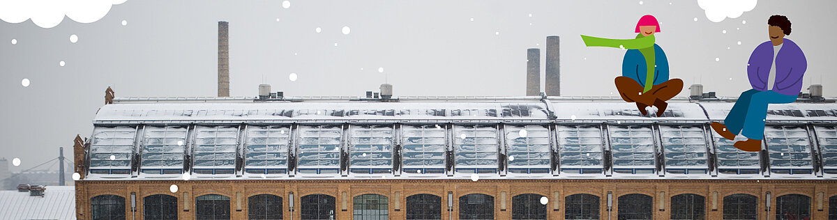 Winterliches Banner mit Foto eines historischen Backsteingebäudes am Campus Wilhelminenhof der HTW Berlin. Auf dem langen Glasdach liegt Schnee. Über dem Foto liegen weiße Schneepunkte und stilisierte Schneewolken. Rechts sitzen zwei illustrierte Personen auf dem Dach; eine Person trägt einen grünen Schal, die andere eine violette Jacke.