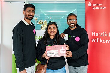 Das Team von RE:Voltage mit dem Scheck über 4.000 € © HTW Berlin/Miguel Hahn