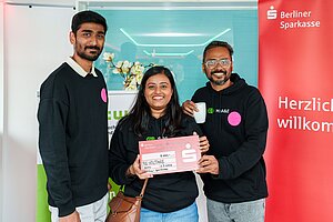Das Team von R:Voltage hält den 4.000 Euro-Scheck in den Händen © HTW Berlin/Miguel Hahnh