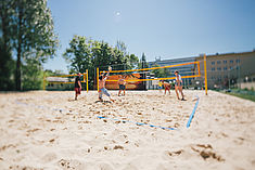 Studierende spielen auf dem Beachvolleyballfeld © HTW Berlin/Alexander Rentsch