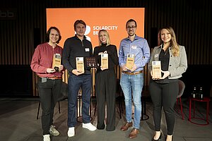 Die Preisträger*innen des Wettbewerbs. Dr. Peter Tillmann ist der zweite von links, Nicolas Otto der zweite von rechts. 