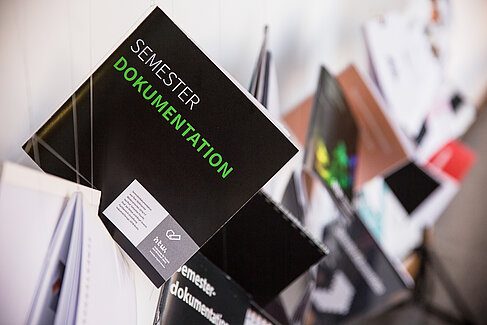 Büchlein mit der Aufschrift "Semesterdokumentation"