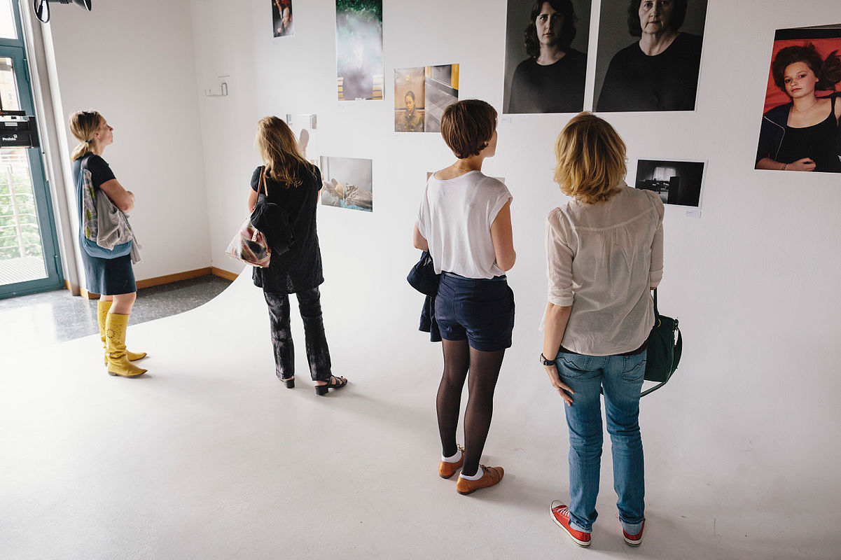 Besucherinnen schauen sich eine Ausstellung an