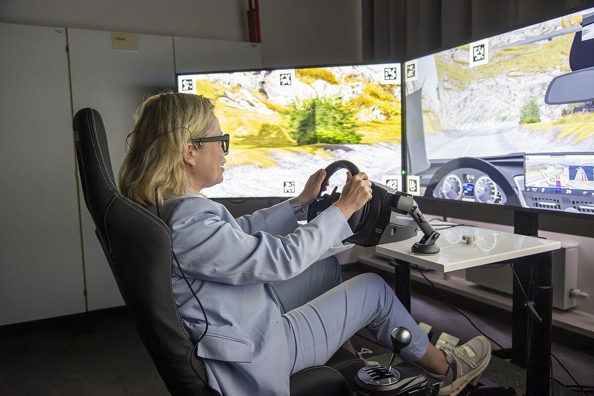 Senatorin Ute Bonde im Fahrsimulator © SenMVKU/Ralf Rühmeier