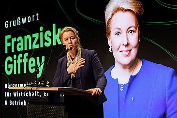 Franziska Giffey auf der Bühne des DPWK © DPWK/Elias Bernhardt