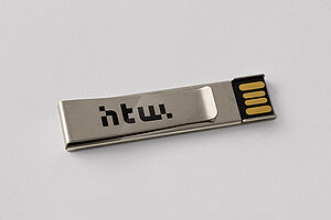 USB-Stick mit HTW Logo © HTW-Berlin/Dennis Meier-Schindler USB-Stick mit HTW Logo