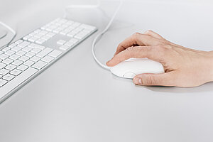 Hand an einer Computermaus