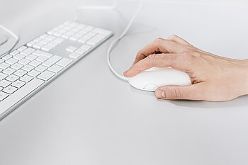 Hand auf Computermaus