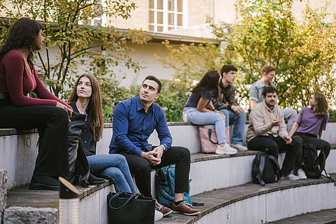 Studierende auf den Treppen im Innenhof auf dem Campus Treskowallee