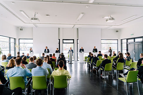 Blick auf den vollbesetzten Saal und das Podium beim Urban Supply Chain Symposium © HTW Berlin/Maurice Renois