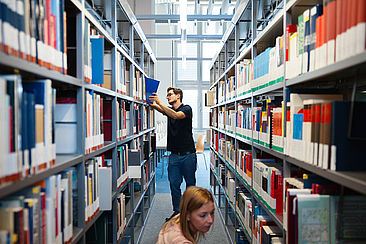 Zwei Studierende in der Bibliothek