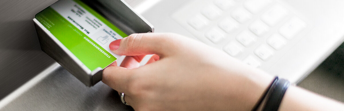 StudentCard wird in einen Automaten gesteckt