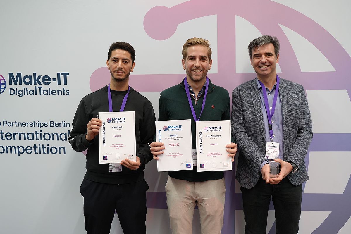 Die Studenten Farouk Kefi (links) und Leon Wiedemann (Mitte) zusammen mit Prof Dr. Michael Lindemann. Nicht im Bild ist Lars Runge © GFBM Akademie