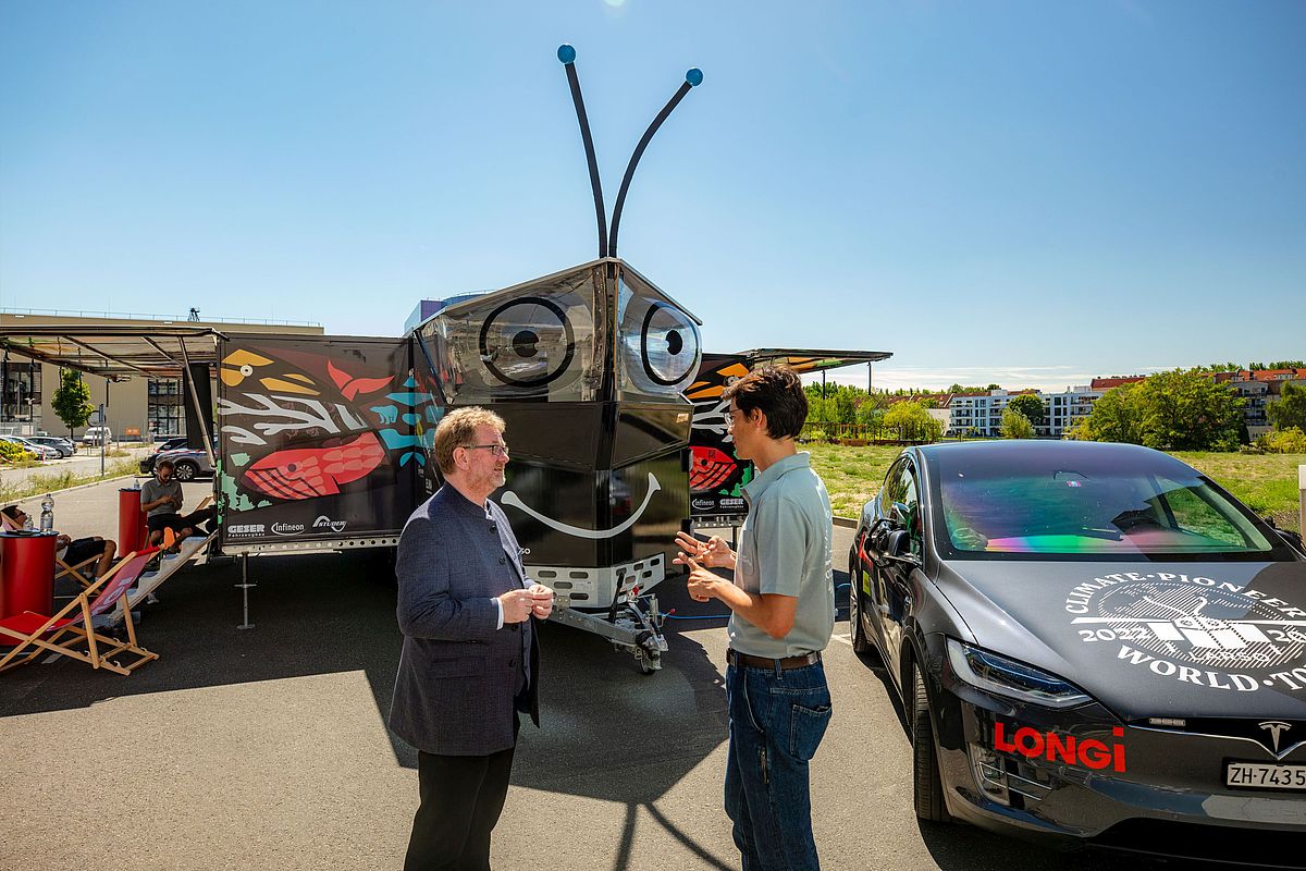 HTW-Präsident Carsten Busch und SolarButterfly-Teamleiter Stefan Kratz vor dem SolarButterfly am Campus Wilhelminenhof © SolarButterfly/Markus Heimbach