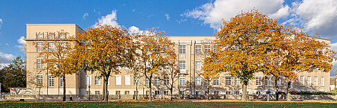 Gebäude A auf dem Campus Treskowallee im Herbst