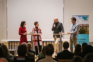 Auf dem Podium: Britta Behrendt, Stefanie Molthagen-Schnöring, Michael Biel, Henry Marx