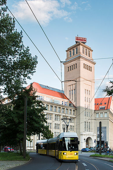 Straßenbahn, im Hintergrund das Peter-Behrens-Haus