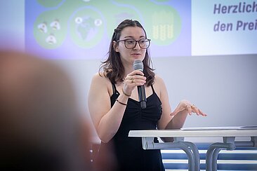 Studentin mit Mikrofon vor einer Präsentation © HTW Berlin/Tobias Golla