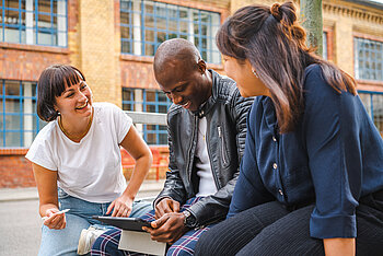 Drei Studierende im Gespräch