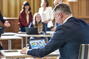 Personen bei einem Workshop, im Vordergrund ein Laptop mit der Projektwebseite © HTW Berlin/Frank von Ploetz