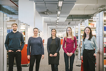 Fünf Personen in der Bibliothek