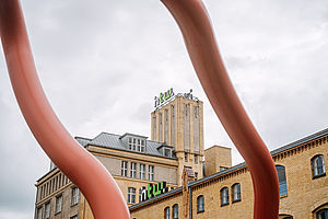 Blick auf den Turm am Campus Wilhelminenhof, im Vordergrund die Installation, die an ein Liniendiagramm erinnert © HTW Berlin/Alexander Rentsch