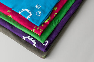 HTW-Shirts in verschieden Farben als Stapel sortiert@HTW Berlin Shirts der HTW Berlin