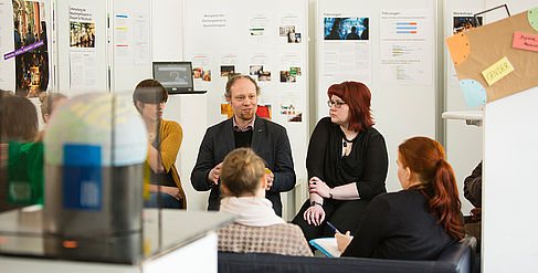 Professor und Studentinnen im Gespräch © HTW Berlin/Camilla Rackelmann Professor und Studentinnen im Gespräch
