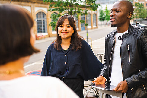 Drei Studierende im Gespräch