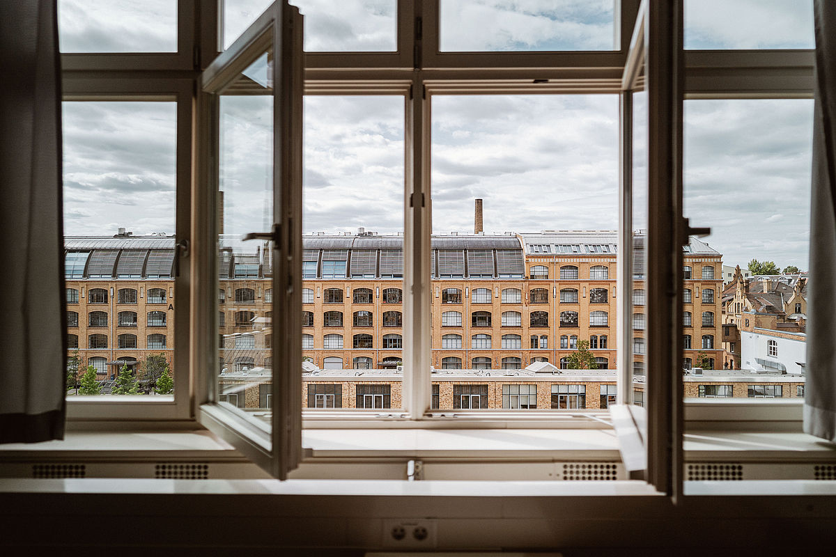 Offenes Fenster mit Blice auf den Campus Wilhelminenhof