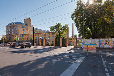 Der Eingang zum Campus Wilhelminenhof 