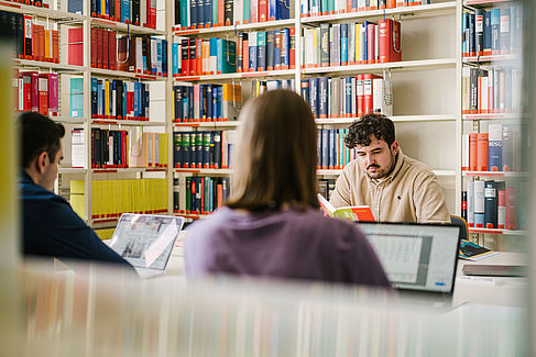 Studierende in der Bibliothek auf dem Campus Treskowallee