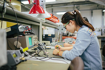Studentin im Labor