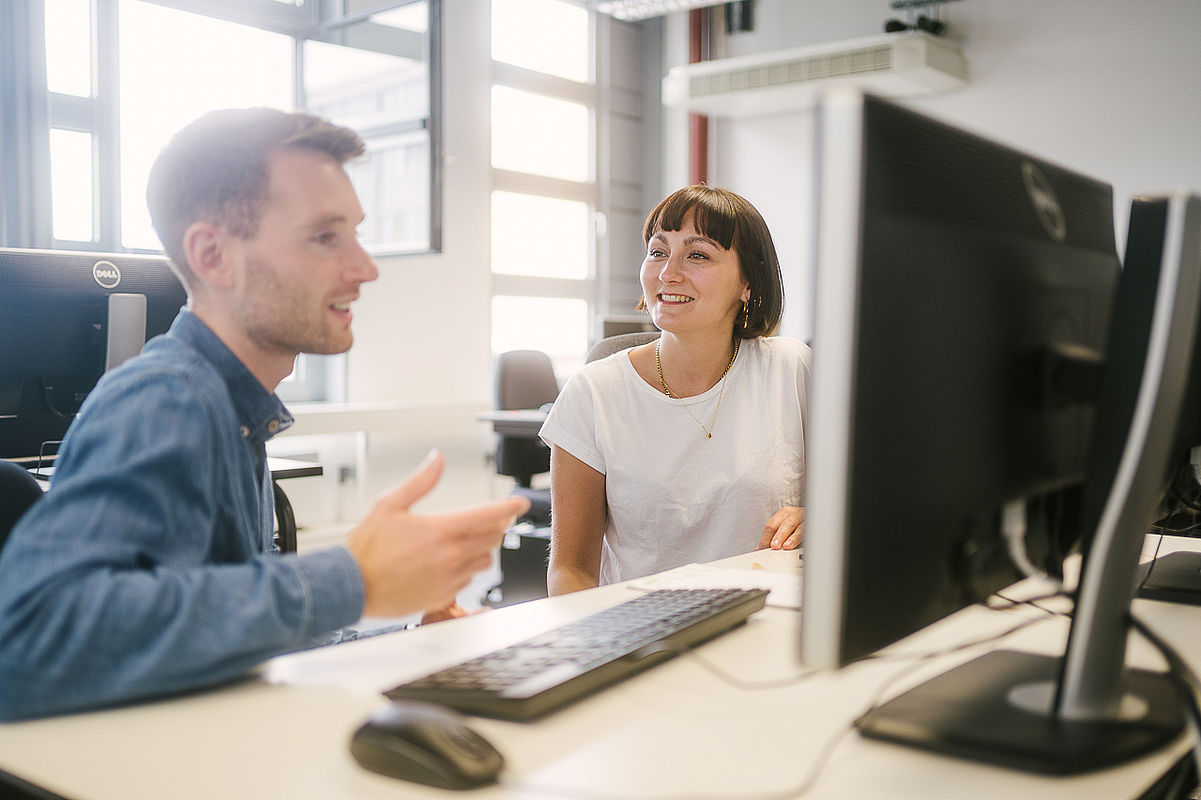 Zwei Studierende am Computer © HTW Berlin/Alexander Rentsch Zwei Studierende am Computer