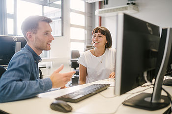 Zwei Studierende am Computer © HTW Berlin/Alexander Rentsch