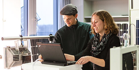 Ein Mann und eine Frau am Laptop im Labor © HTW Berlin/Nina Zimmermann Ein Mann und eine Frau am Laptop im Labor © HTW Berlin/Nina Zimmermann
