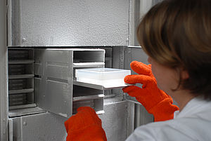 Wissenschaftlerin kontrolliert Eisschrank © HTW Berlin/Rainer Meißle Wissenschaftlerin kontrolliert Eisschrank