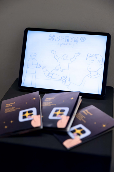 Tablet mit Illustration einer „Death Party“, davor gestaltete Broschüren auf einem Tisch.