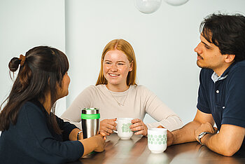 Drei Studierende im Gespräch