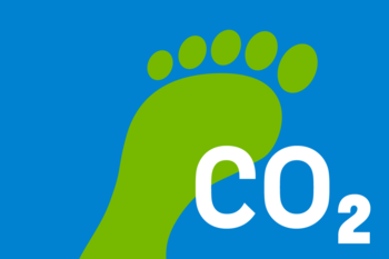 Illustration: grüner Fußabdruck mit „CO₂“ auf blauem Hintergrund